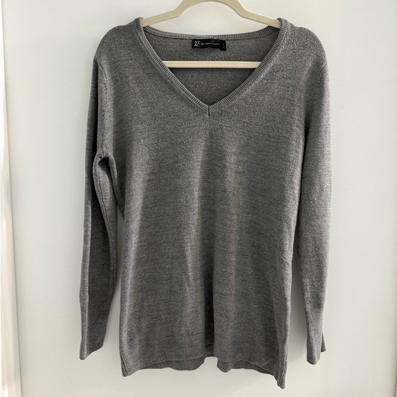 Women’s New York & Company Gray V-Neck Sweater Soft Knit - Picture 1 of 4